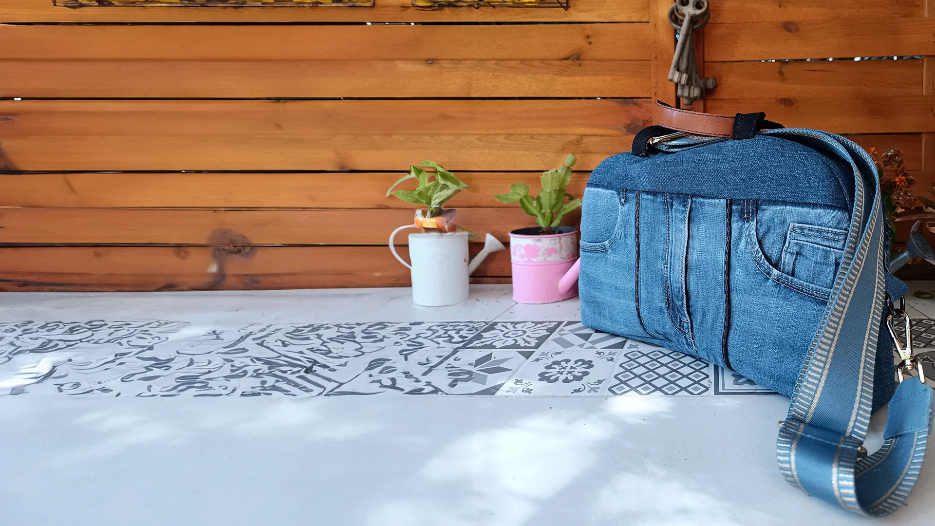 Création originale de sac en jeans à Roquefort-les-Pins par ENERGY COUTURE, spécialiste en textile et tapisserie décorative